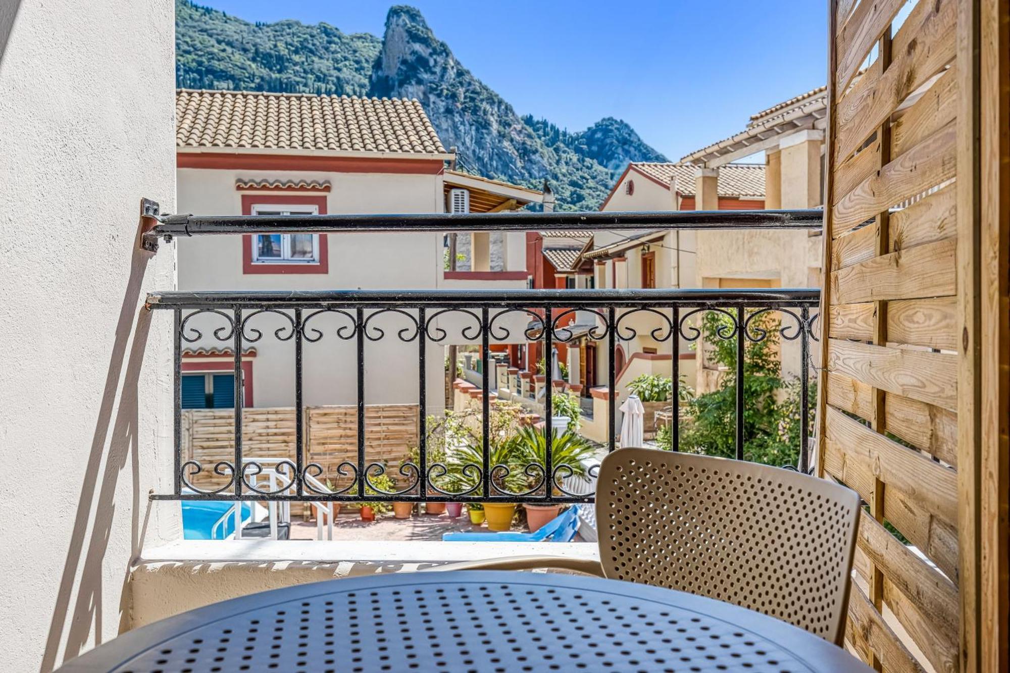 Aparthotel Almyra & 3*