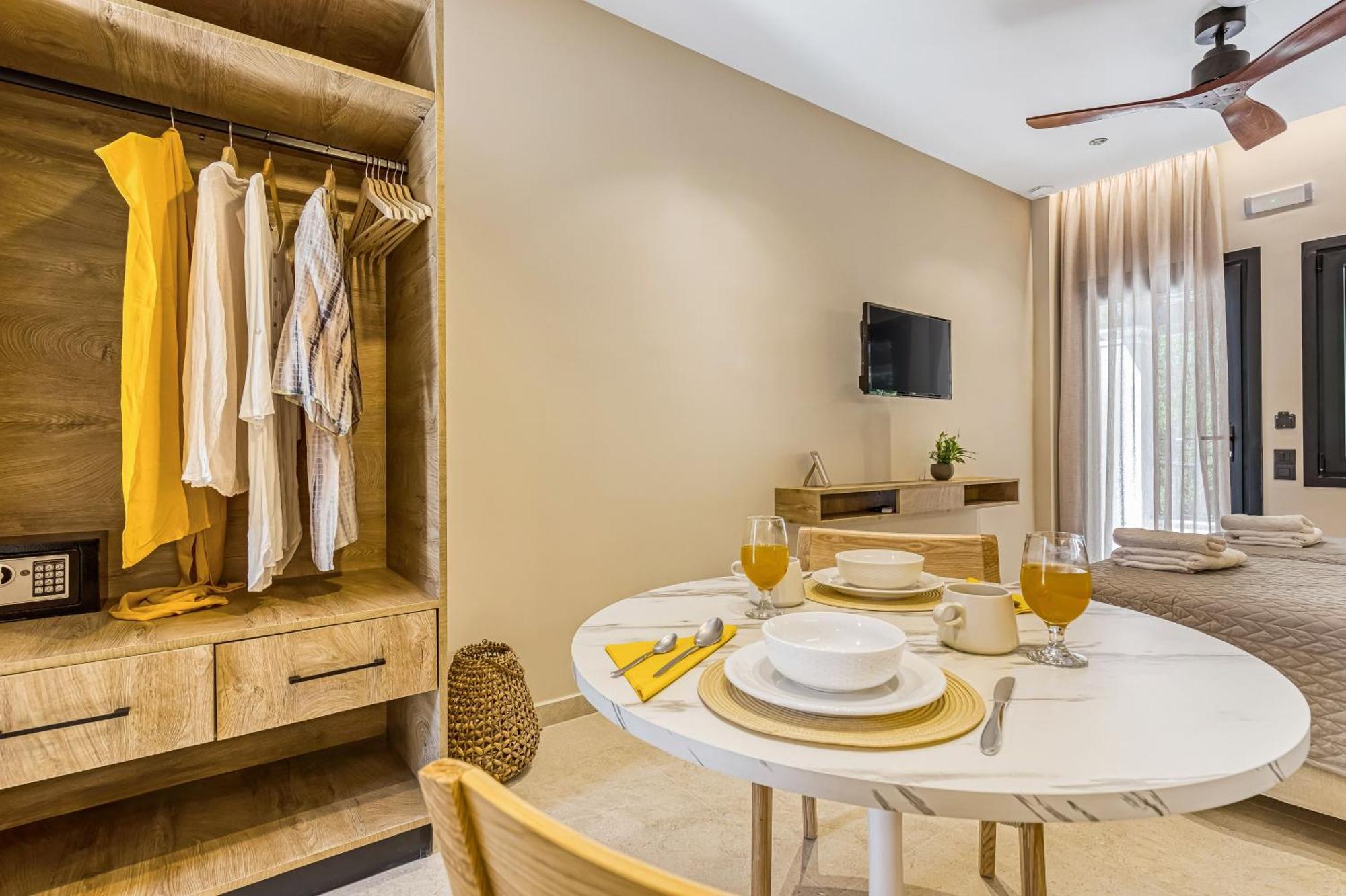 Almyra & Aparthotel Agios Gordios (Corfu)